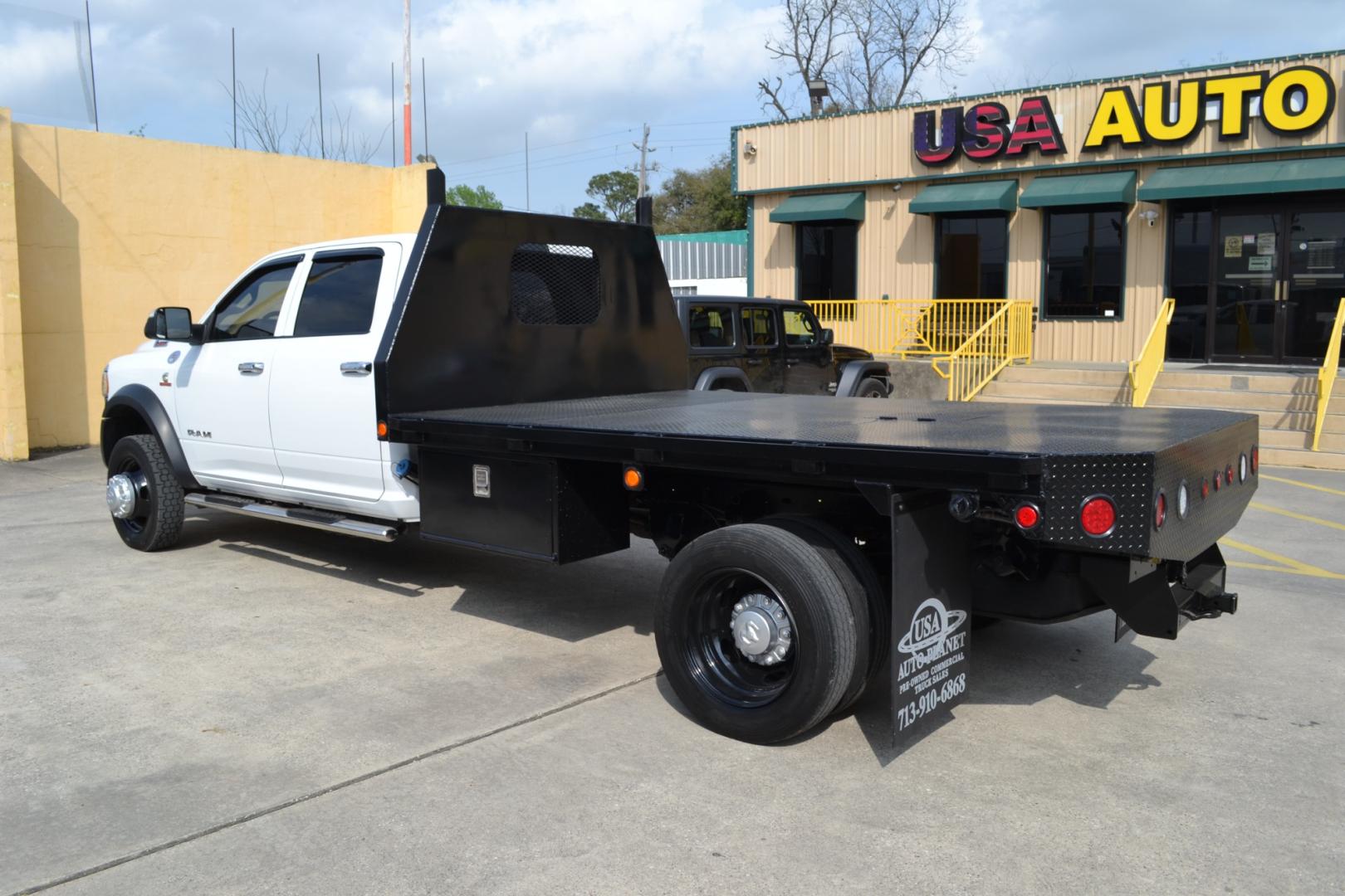 2021 WHITE /BLACK RAM SLT 4500 with an CUMMINS 6.7L TURBO DIESEL engine, AISIN A465 6SPD AUTOMATIC transmission, located at 9172 North Fwy, Houston, TX, 77037, (713) 910-6868, 29.887470, -95.411903 - Photo#5